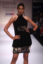 Model walks the ramp for Arjun Show at Lakme Fashion Week 2011 Day 4 in Grand Hyatt, Mumbai on 20th Aug 2011 (26).JPG